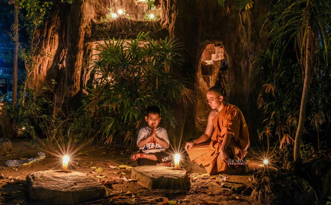 Việc này mang ý nghĩa cúng dường đến chư Phật và tưởng nhớ đến công ơn của Ngài trong việc truyền trao giáo pháp