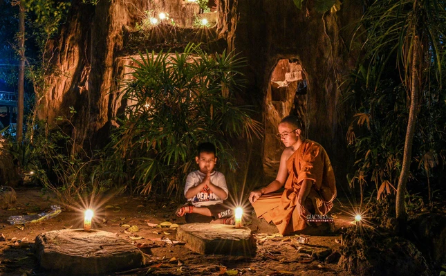 Việc này mang ý nghĩa cúng dường đến chư Phật và tưởng nhớ đến công ơn của Ngài trong việc truyền trao giáo pháp