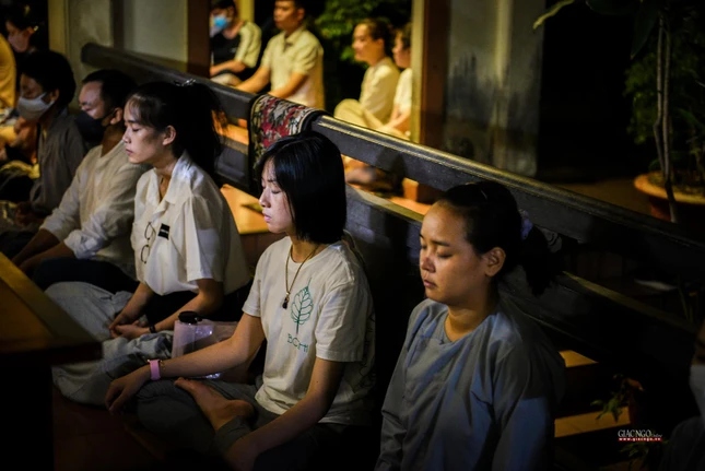 Các bạn trẻ đang tập theo dõi hơi thở, quán sát diễn biến nội tâm của mình trong giờ hành thiền