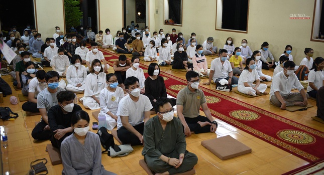 Thuyết pháp, chiêm bái xá-lợi, hành thiền, vấn đáp Phật pháp, hái hoa Chánh pháp, luận đạo là các mục chính trong đêm Đầu đà