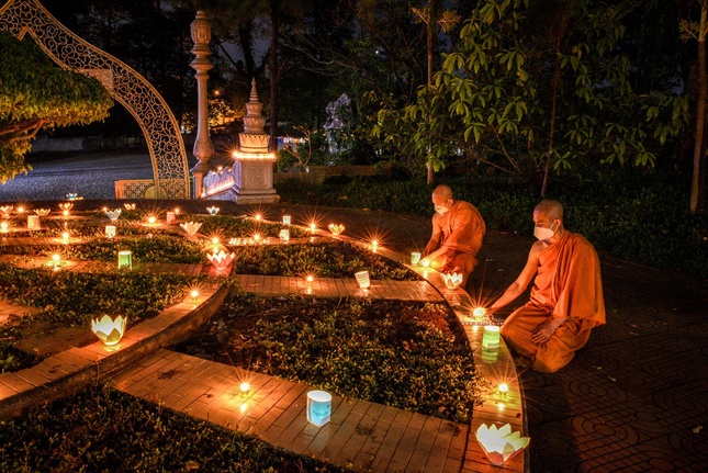 Chư Tăng thắp nến cầu nguyện