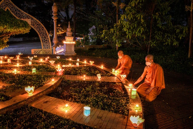 Chư Tăng thắp nến cầu nguyện