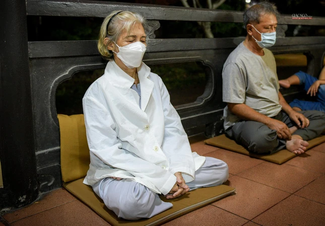 Các hành giả phải tuyệt đối tuân theo điều mà mình đã thọ trì là không được nằm trong đêm Đầu đà