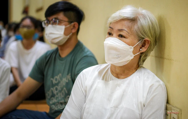 Một Phật tử lớn tuổi đang dựa lưng vào tường để chống lại sự mệt mỏi sau nhiều tiếng đồng hồ thọ trì hạnh không nằm