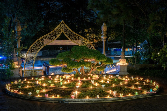 Ngoài việc tổ chức đêm Đầu Đà, chùa Bửu Long còn tiến hành thắp nến tưởng nhớ Phật xung quanh khuôn viên chùa