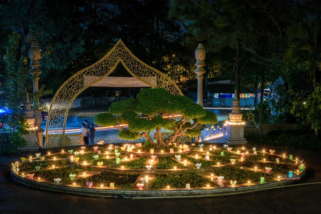 Ngoài việc tổ chức đêm Đầu Đà, chùa Bửu Long còn tiến hành thắp nến tưởng nhớ Phật xung quanh khuôn viên chùa