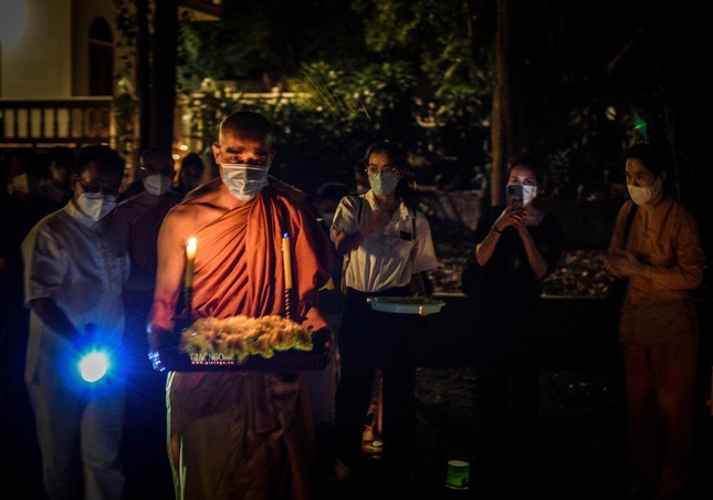 Việc cung thỉnh xá-lợi được thực hiện nghiêm cẩn