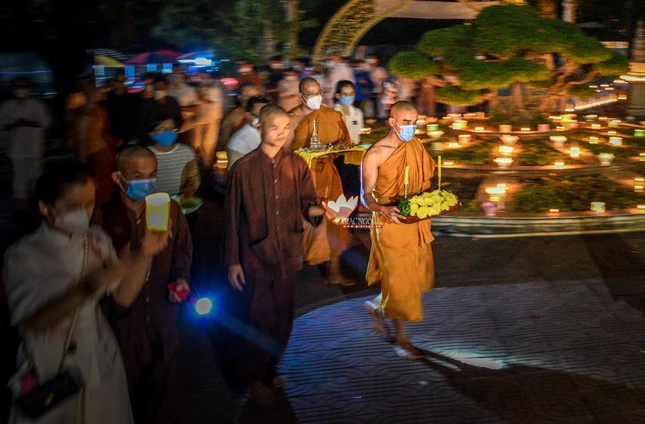 Xá-lợi Phật được cung thỉnh lên chánh điện để Phật tử có thể tận mắt chiêm bái