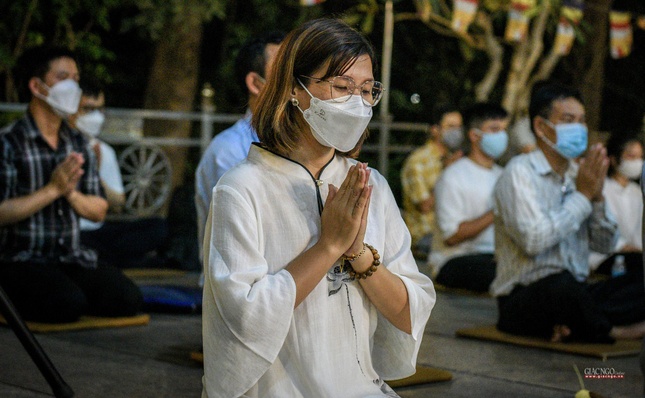 Ðặc biệt lễ Ðầu đà (dhutanga) là thức một đêm không ngủ để tưởng nhớ Đức Phật