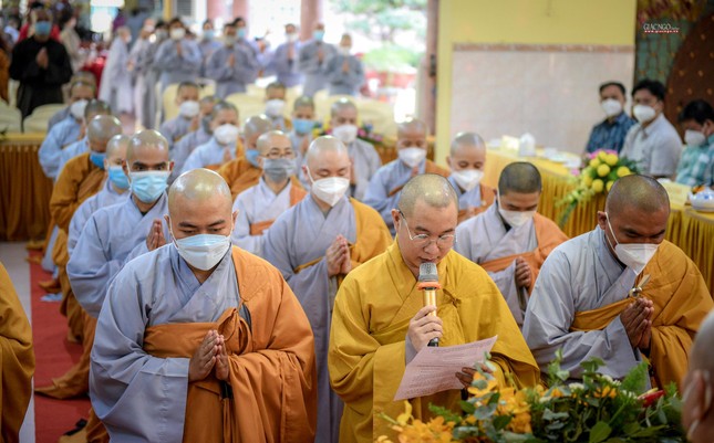 Tăng, Ni sinh khóa 12 gửi lời tri ân đến Ban Giám hiệu Lớp Sơ cấp Phật học quận 8