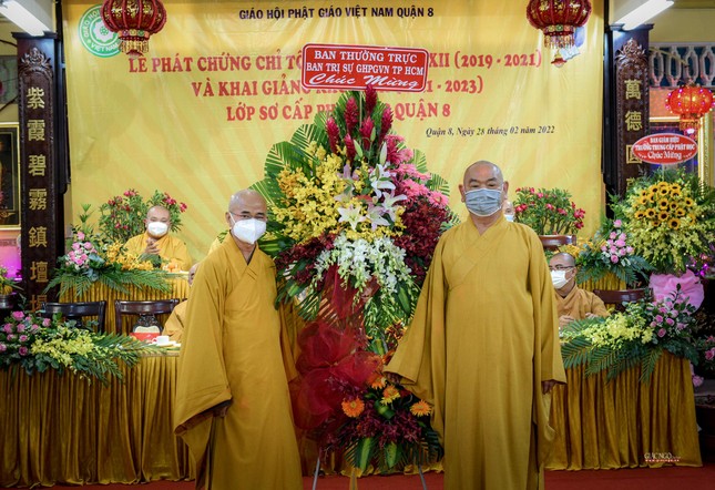 Thượng tọa Thích Thiện Quý, Phó ban kiêm Chánh Thư ký Ban Trị sự GHPGVN TP.HCM tặng hoa chúc mừng
