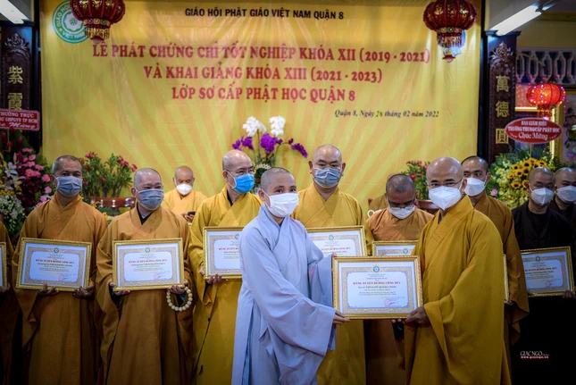Trao tặng Bằng khen đến Ban Giám hiệu lớp Sơ cấp Phật học quận 8 khóa 12
