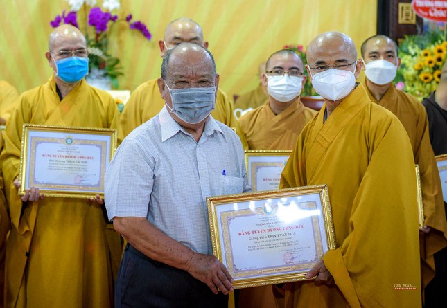 Giáo viên Trịnh Văn Tưa vui mừng nhận bằng khen từ Thượng tọa Thích Thiện Quý