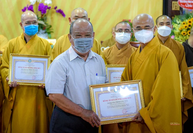 Giáo viên Trịnh Văn Tưa vui mừng nhận bằng khen từ Thượng tọa Thích Thiện Quý