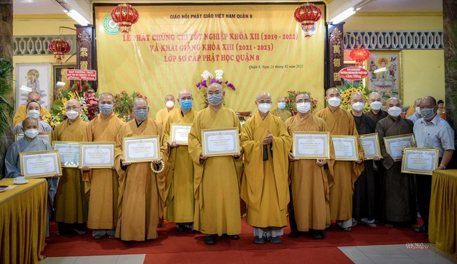 Đại diện tập thể và các cá nhân thuộc Lớp Sơ cấp Phật học quận 8 nhận Bằng tuyên dương công đức từ Ban Trị sự GHPGVN TP.HCM