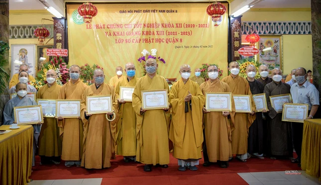Đại diện tập thể và các cá nhân thuộc Lớp Sơ cấp Phật học quận 8 nhận Bằng tuyên dương công đức từ Ban Trị sự GHPGVN TP.HCM