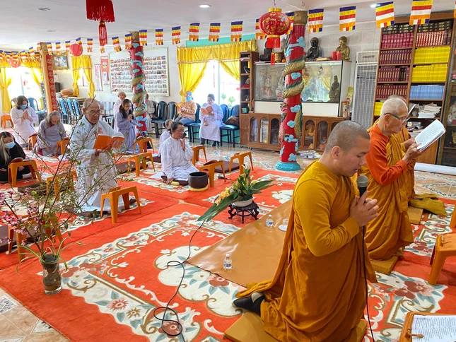 Chư Tăng, Phật tử đọc kinh tưởng nhớ Tổ sư Minh Đăng Quang - Ảnh Minh Nhật