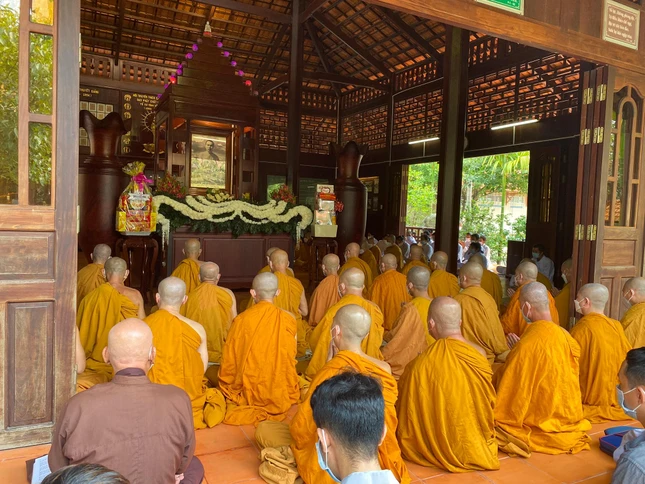 Cùng ngày, chư Tăng Ni, Phật tử Giáo đoàn I cũng vân tập về tổ đình Minh Đăng Quang (Vĩnh Long), quê hương của Tổ sư để làm lễ tưởng niệm 68 năm vắng bóng của ngài
