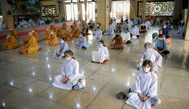 Phật tử ngồi lắng nghe tiểu sử Tổ sư Minh Đăng Quang