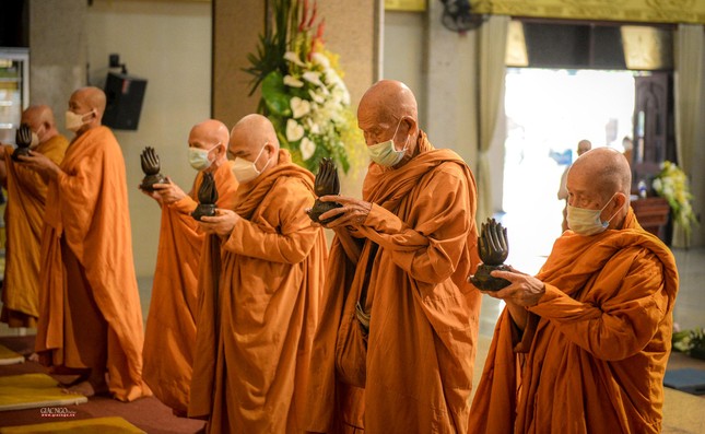 Hòa thượng Thích Giác Tường cùng chư tôn đức dâng trầm cúng dường Tổ sư Hòa thượng Thích Giác Tường cùng chư tôn đức dâng trầm cúng dường Tổ sư