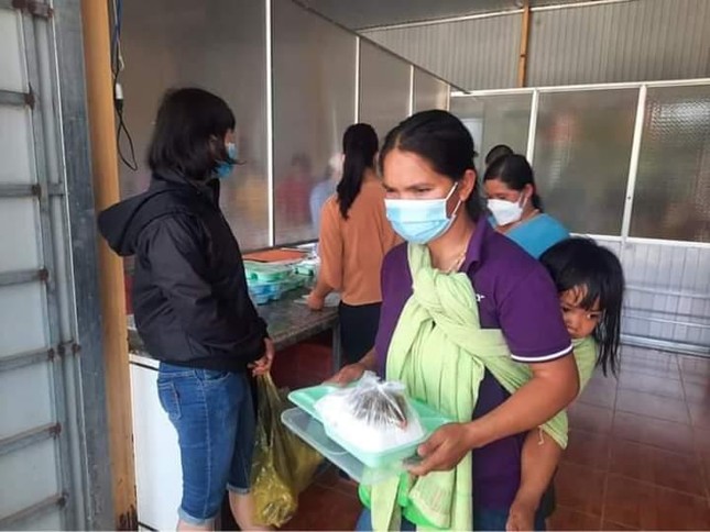 Bếp ăn tình thương được thực hiện đều đặn hàng tuần - Ảnh: G.Minh Cần