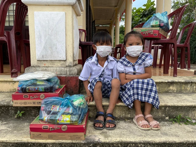 2 em nhỏ bên phần quà của mình