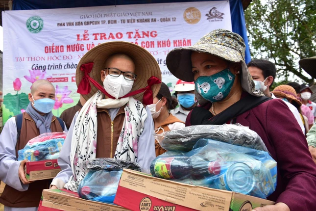 Người dân đón nhận phần quà ý nghĩa từ Sư cô Thích nữ Nhuận Bình
