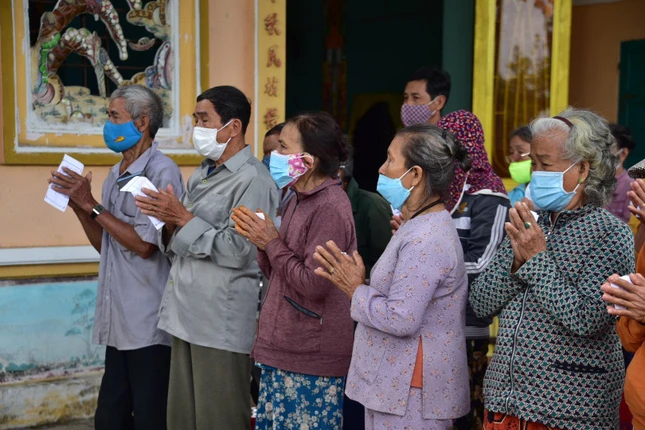 Mọi người chắp tay hoan hỷ trước niềm vui mà Ban Văn hóa Phật giáo TP.HCM mang lại