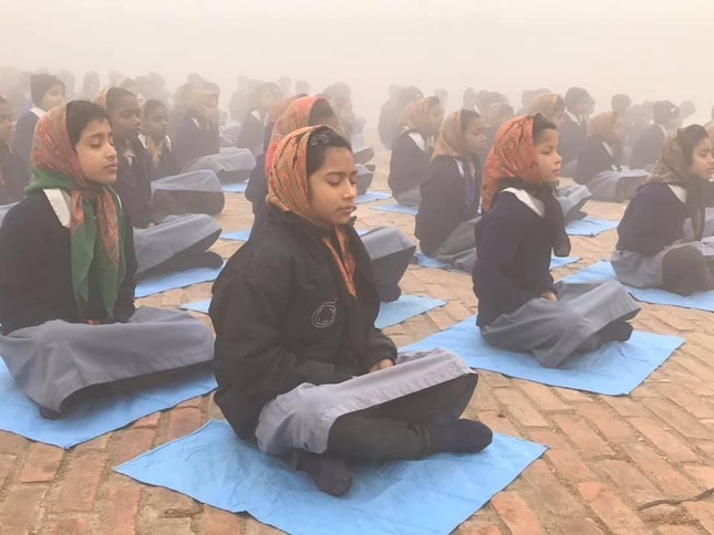 Từ những đứa trẻ trước các ngôi chùa ở Ấn Độ thi giờ đây các em đã biết đi học, biết ngồi thiền, biết lắng nghe những điều răn dạy của Đức Phật