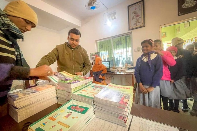 Các em học sinh vui vẻ đón nhận bộ sách giáo khoa mới