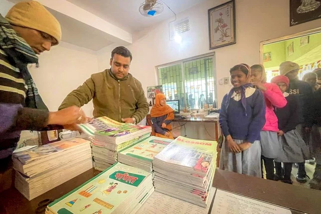 Các em học sinh vui vẻ đón nhận bộ sách giáo khoa mới