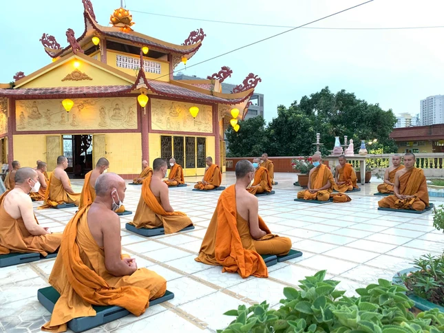 Chư Tăng tọa thiền tưởng niệm 2 năm Trưởng lão Hòa thượng Giác Huệ vắng bóng tại tịnh xá Lộc Uyển (quận 6)