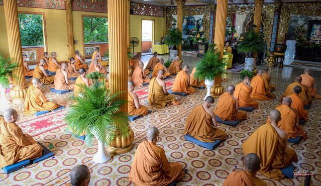 Đại chúng lắng nghe cuộc đời và đạo hạnh của Trưởng lão Giác Huệ