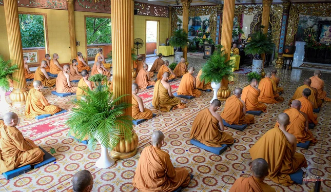 Đại chúng lắng nghe cuộc đời và đạo hạnh của Trưởng lão Giác Huệ