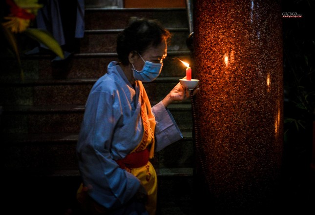 Những lời dạy của Đức Phật như ngọn nến trong đêm tối, giúp chúng sinh thấy rõ con đường mà mình đang đi