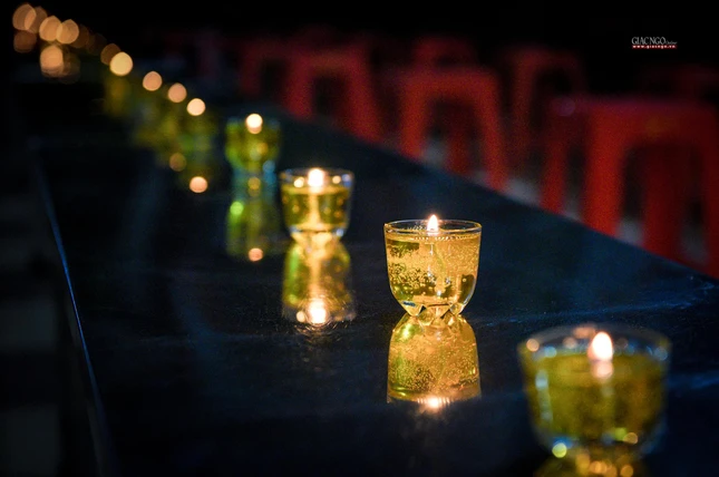 Những ngọn nến lung linh trong đêm tưởng niệm ngày Phật xuất gia tại Tổ đình Vạn Thọ