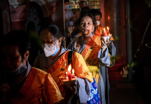Thắp nến tưởng niệm ngày Phật xuất gia