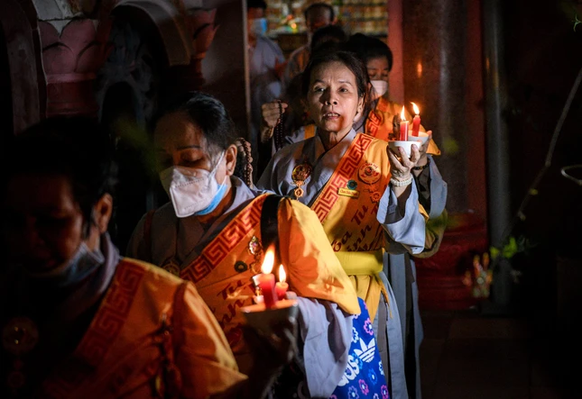 Thắp nến tưởng niệm ngày Phật xuất gia
