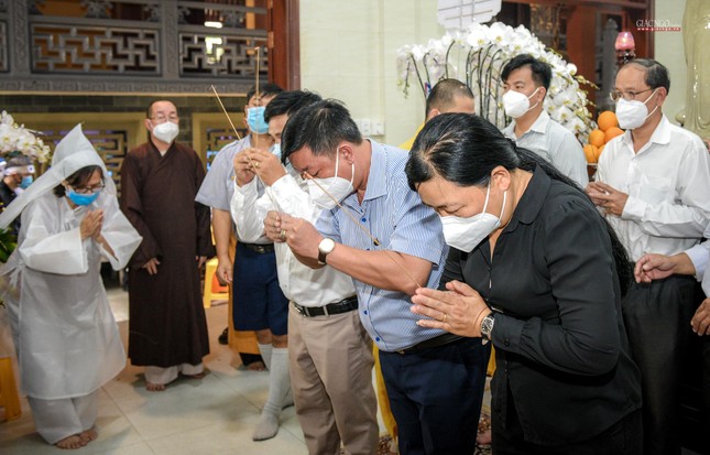 Ông Trần Đức Phương, Ủy viên Ban Thường vụ Quận ủy, Chủ tịch Ủy ban MTTQVN quận Tân Bình dẫn đầu phái đoàn thắp hương tưởng niệm cư sĩ Tống Hồ Cầm