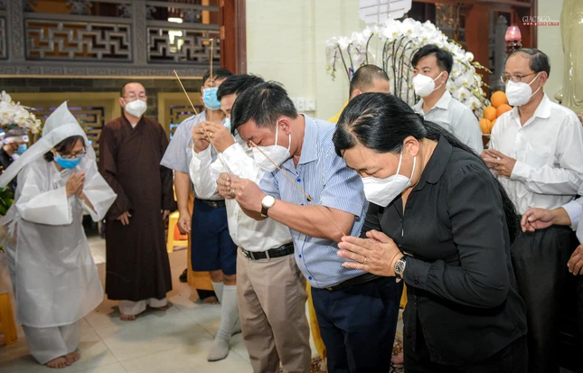 Ông Trần Đức Phương, Ủy viên Ban Thường vụ Quận ủy, Chủ tịch Ủy ban MTTQVN quận Tân Bình dẫn đầu phái đoàn thắp hương tưởng niệm cư sĩ Tống Hồ Cầm