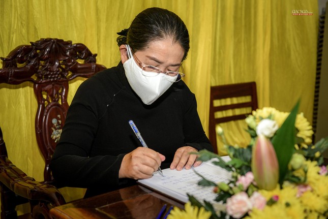 Bà Võ Thị Dung, nguyên Phó Bí thư Thành ủy tưởng niệm cư sĩ Tống Hồ Cầm