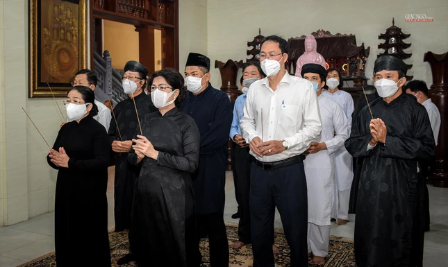 Bà Tô Thị Bích Châu, cùng đại diện các tôn giáo bạn viếng tang cư sĩ Tống Hồ Cầm