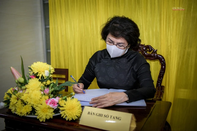 Bà Tô Thị Bích Châu ký sổ tang lưu niệm