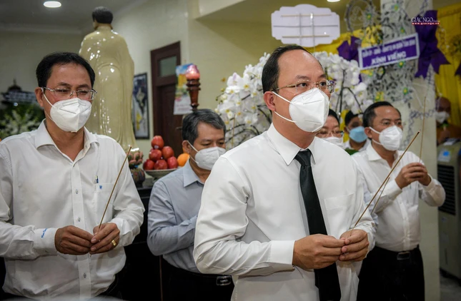 Ông Nguyễn Hồ Hải, Phó Bí thư Thành ủy TP.HCM cùng các vị lãnh đạo các cơ quan TP.HCM dâng hương tưởng niệm cư sĩ Tống Hồ Cầm