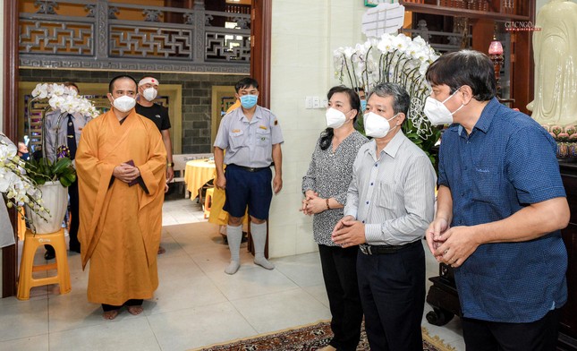 Ban Tôn giáo TP.HCM do ông Vũ Huy Long đại diện cũng đến viếng tang
