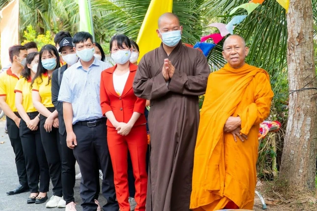 Hòa thượng Thạch Sok Xane chứng minh khởi công xây dựng cầu giao thông nông thôn mới ở xã Nhị Long, huyện Càng Long, tỉnh Trà Vinh Hòa thượng Thạch Sok Xane chứng minh khởi công xây dựng cầu giao thông nông thôn mới ở xã Nhị Long, huyện Càng Long, tỉnh Trà Vinh