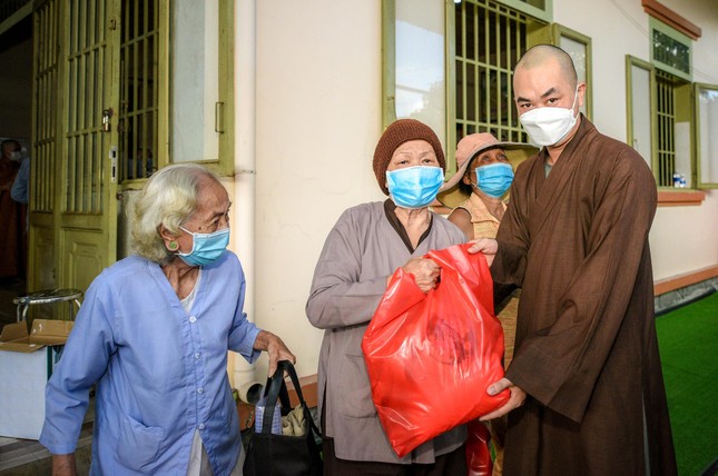 Tặng quà đến các hộ dân khó khăn nhân ngày vía Bồ-tát Quán Thế Âm