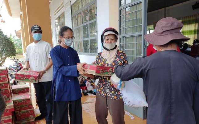 Đại diện đoàn Phật giáo Hòa Hảo (An Giang) trao tặng các phần quà đến bà con huyện Ia Grai Đại diện đoàn Phật giáo Hòa Hảo (An Giang) trao tặng các phần quà đến bà con huyện Ia Grai