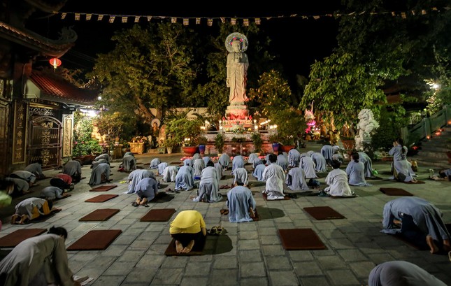 Lạy ngũ bách danh tưởng niệm ngày vía Bồ-tát Quán Thế Âm Lạy ngũ bách danh tưởng niệm ngày vía Bồ-tát Quán Thế Âm