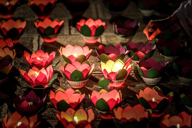 Thắp nến tưởng niệm Thắp nến tưởng niệm